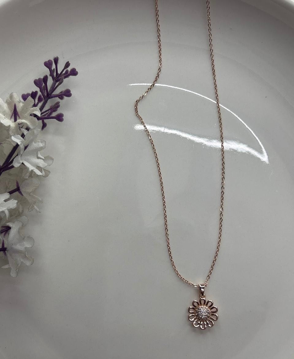 Daisy Flower Pendant Necklace  Elegant Gold-Toned Charm for Everyday Wear